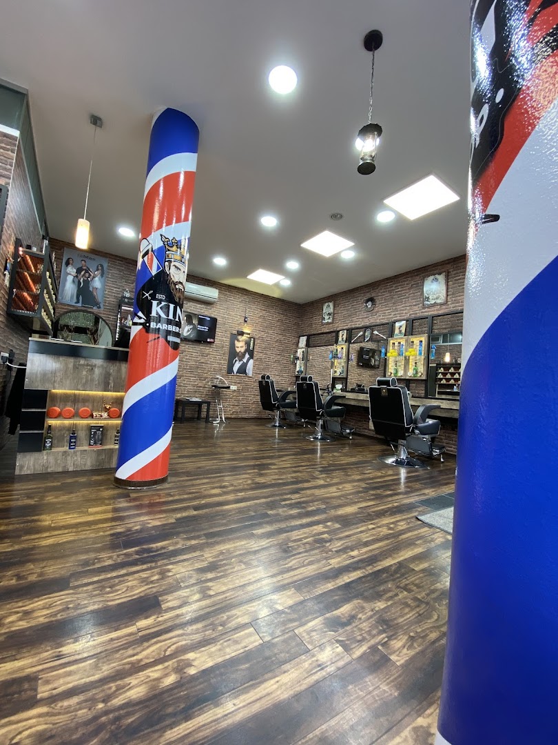 Innenraum von KING Barbershop Nürnberg mit Barber-Pole und Backstein