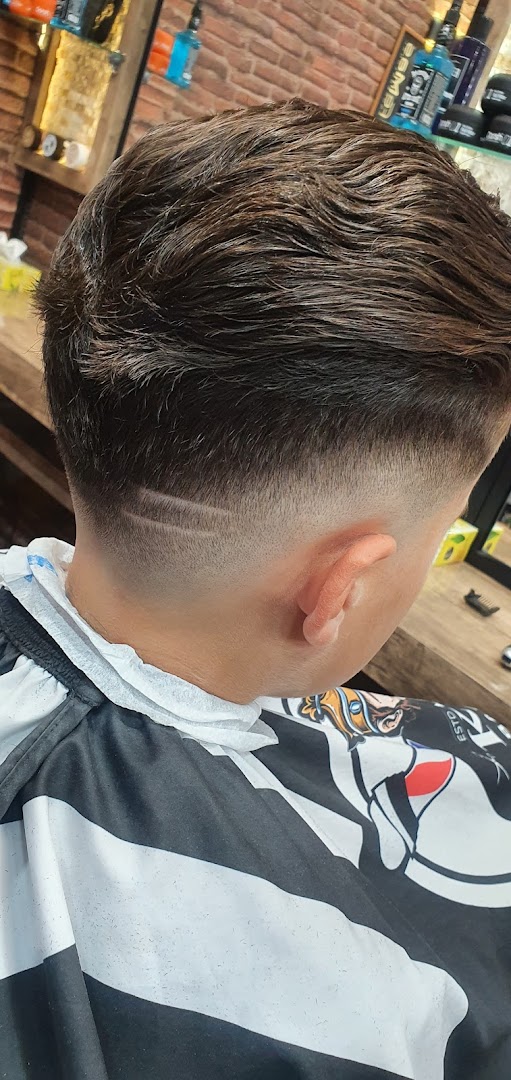 Quiff mit High Fade